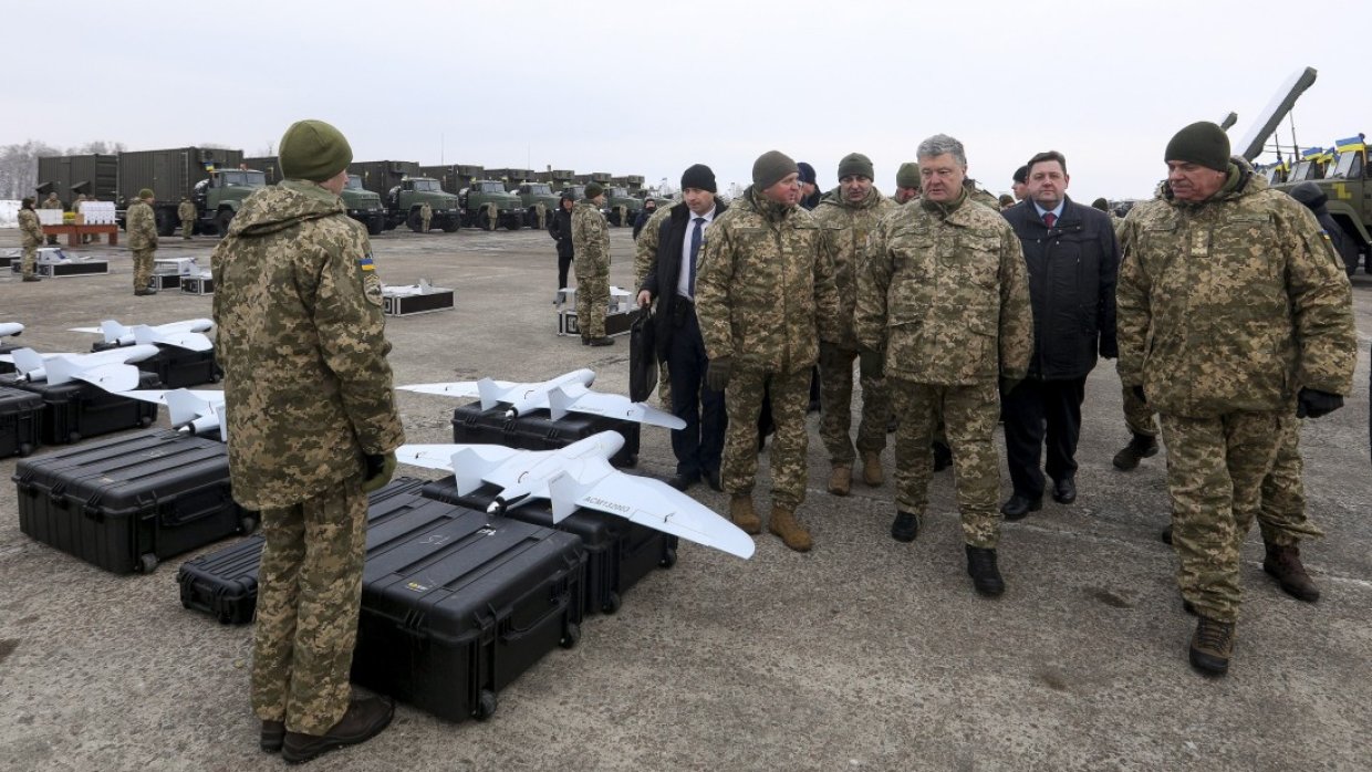 Экс-президент Украины Петр Порошенко осматривает боевые беспилотники ВСУ (архив)