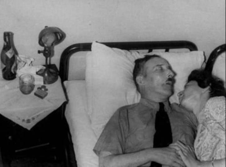 Стефан Цвейг и его жена, держащиеся за руки после совершения суицида. Бразилия, 1942 г история, картинки, фото
