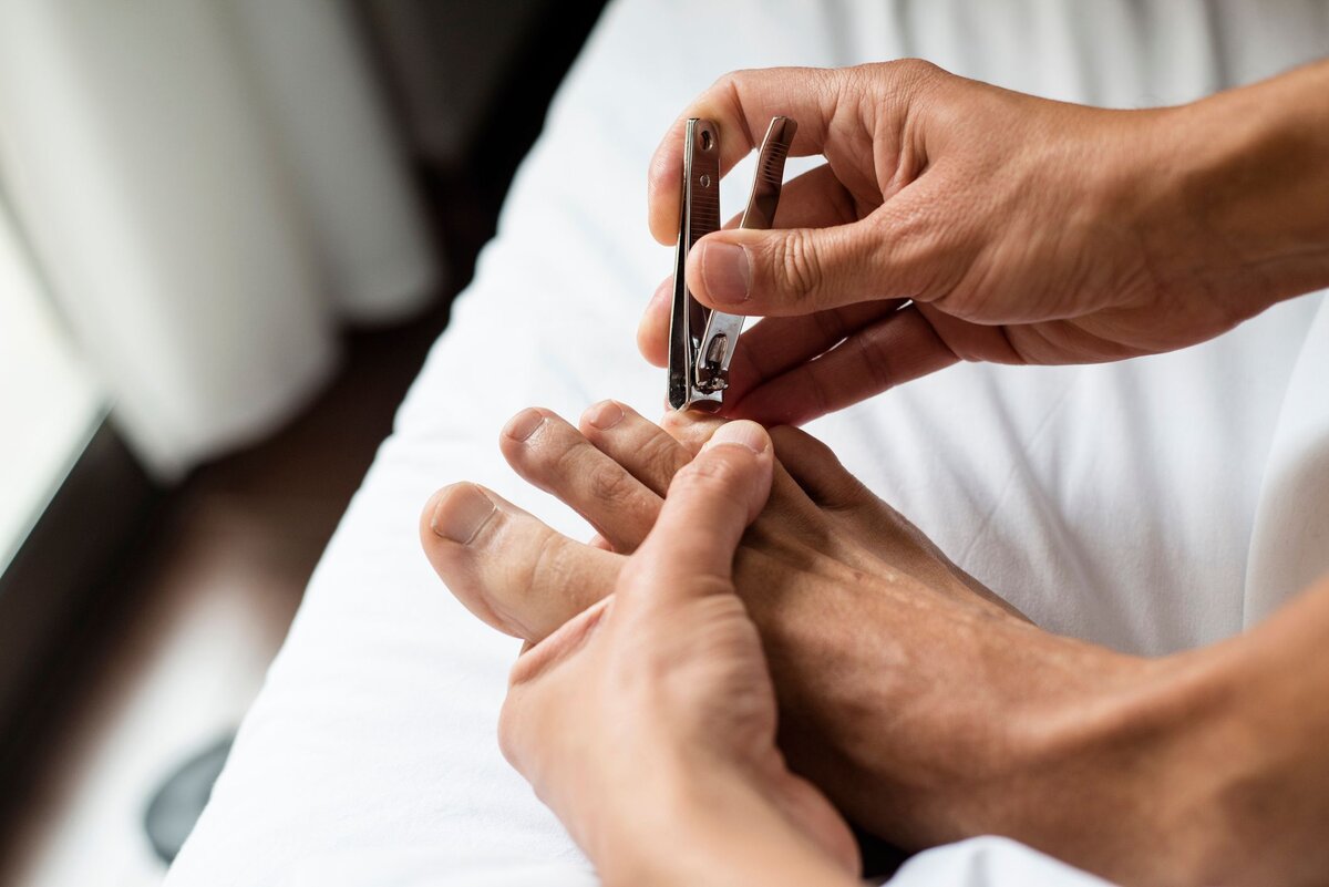 Как размягчить и подстричь ногти на ногах пожилому человеку – уход проще, чем кажется