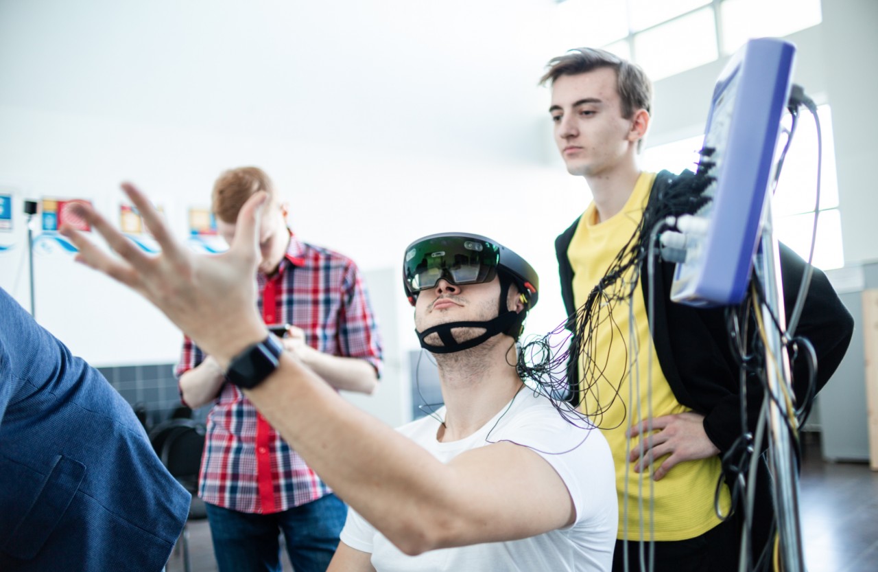 Нейротехнологии в образовании. VR психофизиологии. Нейротехнологии VR. Нейротехнологии фото. Нейрофест 2022.