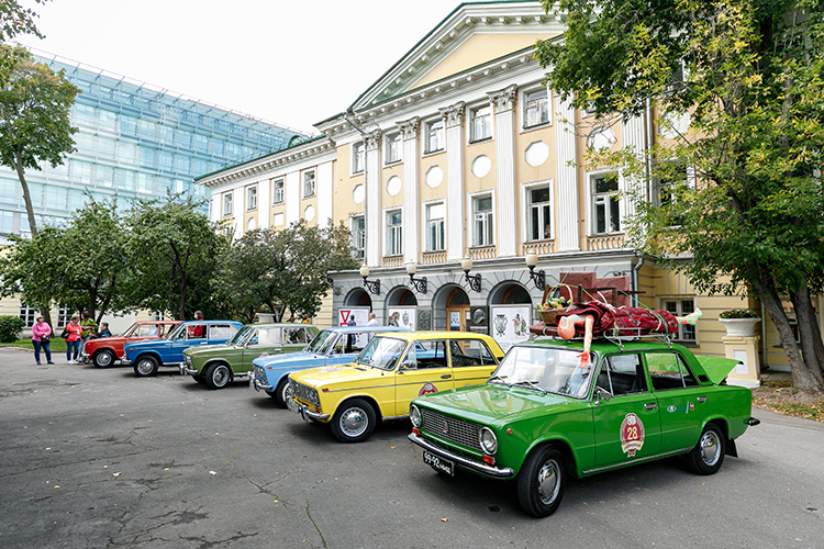 Альбина Джанабаева, Иван Ургант, Маргарита Мамун и другие гости ГУМ-Авторалли Звезды,Новости о звездах