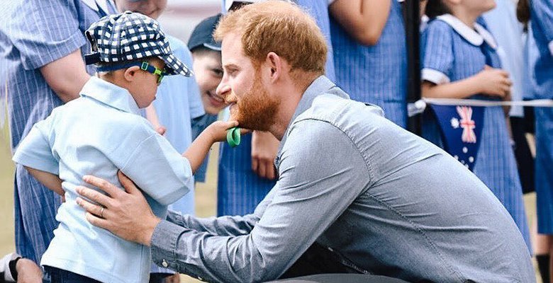 Принц Гарри позволил ребенку потеребить его за бороду