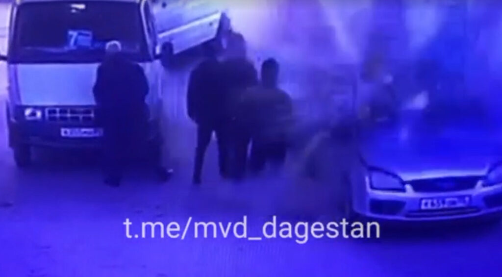 Двух 24-летних мужчин госпитализировали после взрыва на дагестанской АЗС 