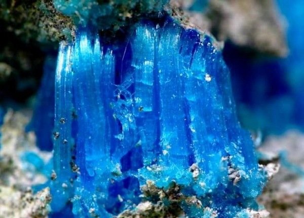 Хальканит длиннопост, камни, минерал, человек