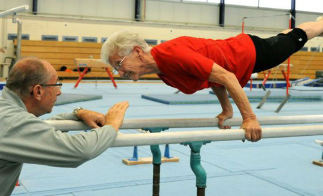 Бабушка выступила на брусьях: упражнения 95-летней гимнастки не могут повторить молодые действительно, 95летняя, гимнастике Несмотря, сможет, достигнуть, олимпийских, высот, останется, уровне, крепкого, середняка Каас, тренировалась, гандбольной, сборной, вновь, вернулась, возраст, Джоанна, остается, прекрасной