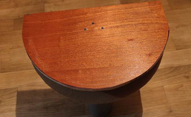 Прикручиваем лежанку к бруску