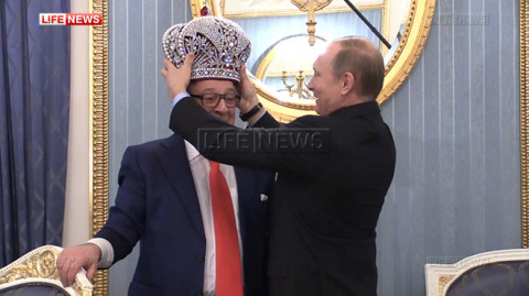 Хазанов вручил Путину корону в свой юбилей