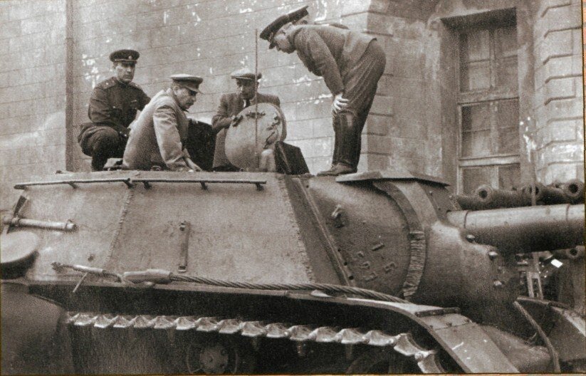 Иосиф Виссарионович Сталин осматривает САУ СУ-152. Москва, август 1943 года.