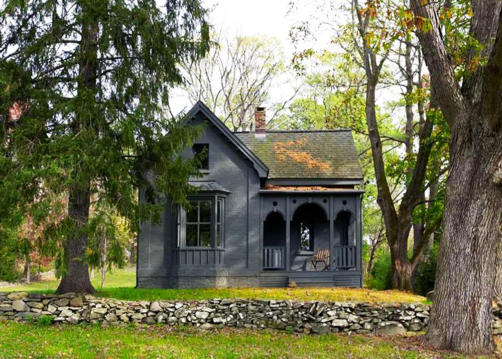 Построить дом в памятнике. Каменный домик в лесу. Старый домик. Старые каменные дома.