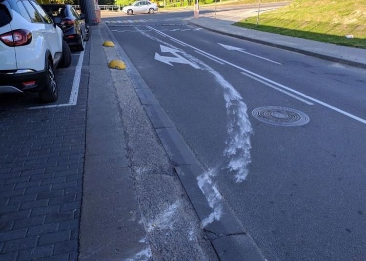 Упорный водитель пытался ехать с полусферой под днищем авто автомобиль,дорога,происшествия