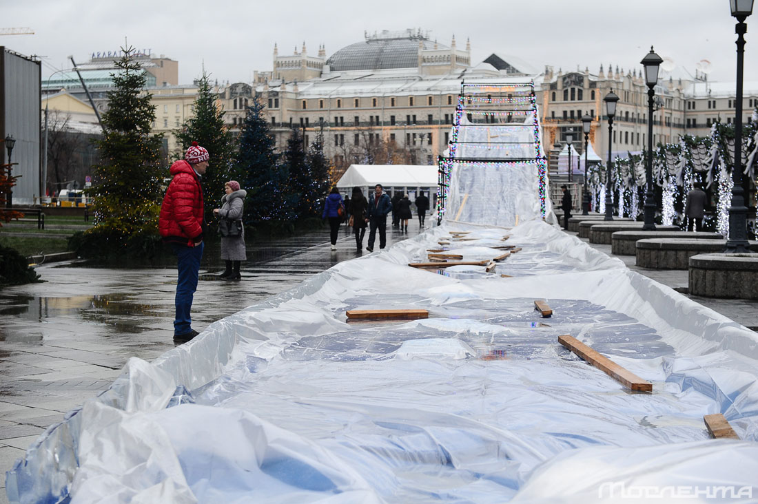 Потепление в москве в декабре. Потепление в Москве. Каток растаял. Горка тает. Потепление в Москве фото.