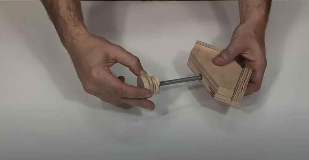 Как сделать угловой зажим из обрезков фанеры