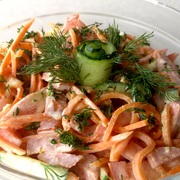 Салат на новый год с корейской морковью, колбасой и огурцом.