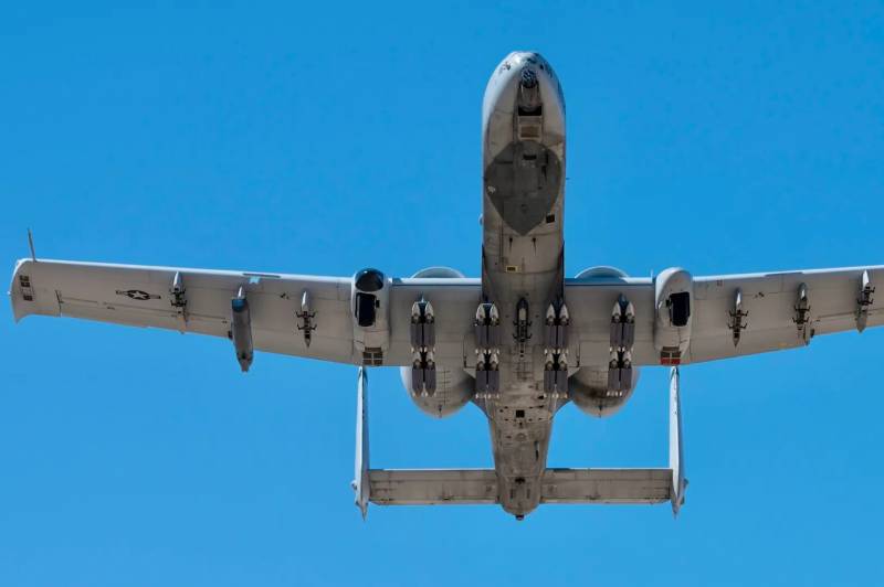 Штурмовики A-10C смогут использовать авиабомбы GBU-39/B SDB оружие