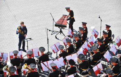 Москвичей пригласили в парки на концерты военных оркестров