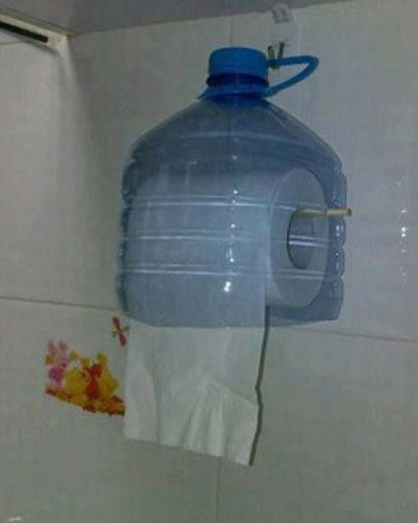 Держатель для туалетной бумаги из пластикового бутыля