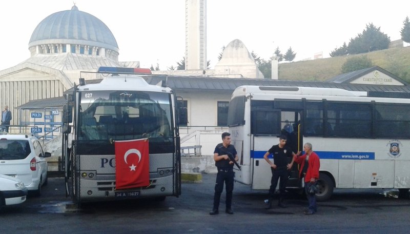 Полиция задержала 12 членов ИГ по подозрению в подготовке терактов в Турции