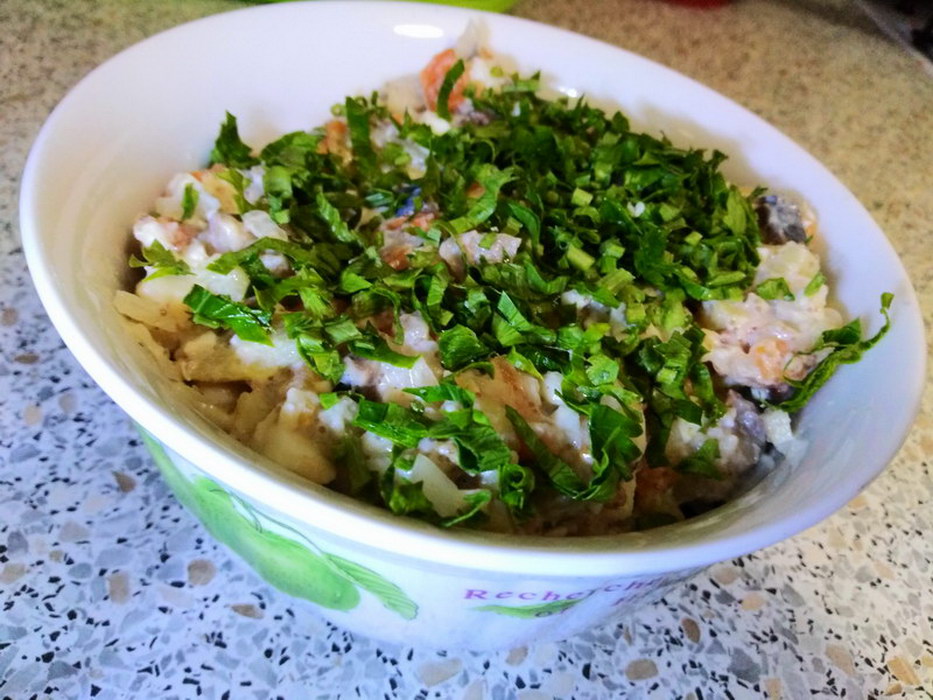 Быстрый салат с сельдью «Прибой» - отличная замена «Селедке под шубой»