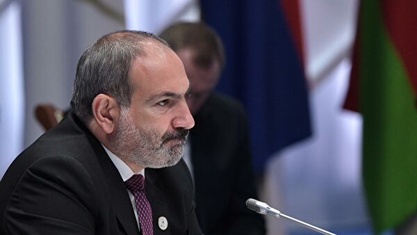 ВС Армении подчиняются народу и премьеру, заявил Пашинян