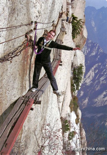 Тропа смерти (Huashan Mountain). Слабонервным лучше даже не смотреть. Тропа смерти (Huashan Mountain). Слабонервным лучше даже не смотреть.