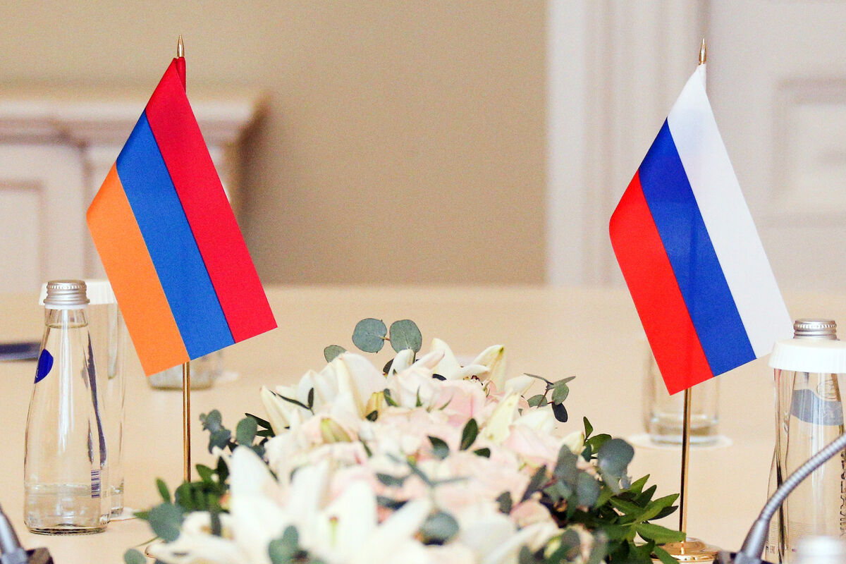Объем денежных переводов из России в Армению за квартал сократился на 40%