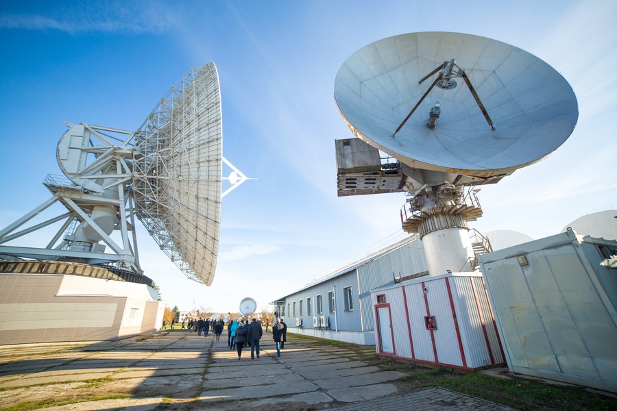 Связи и наблюдения. Станция подвижной спутниковой связи TRM-1000. Наземная спутниковая станция. Антенна космической связи. Наземная станция космической связи.