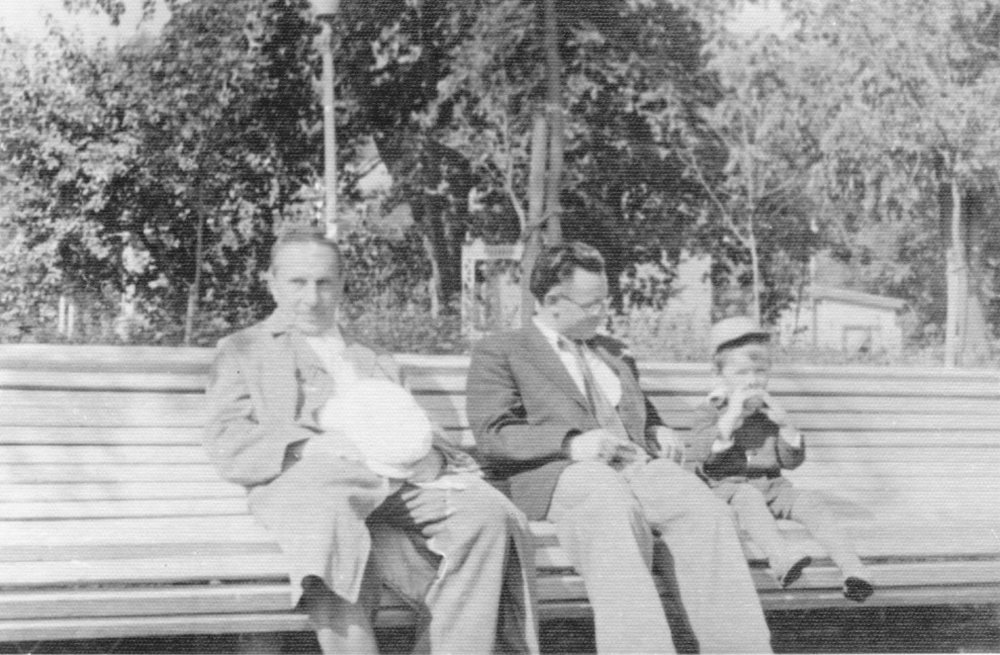 Дед (Д.И. Гомберг), отец (В.Ю. Малиновский) и я на скамейке в Московском зоопарке. 1956 год. / из личного архива автора