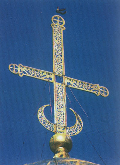 Четырехконечный усложненный крест с полумесяцем на православном храме в г. Владимире