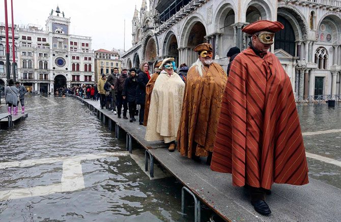 Как выглядит Венеция в период «большой воды» Венеции, alta», поднимается, «Acqua, города, время, который, «большая, уровень, высокая, город, купить, более, туристов, высоту, маски, вода», карнавала, оказывается, происходит