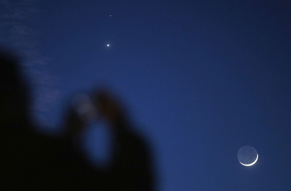 Юпитер рядом с луной. Марс и Луна на небе. Марс на ночном небе.
