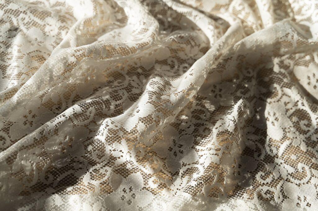 Романтика наперекор сезону: почему этой осенью нужно носить кружево