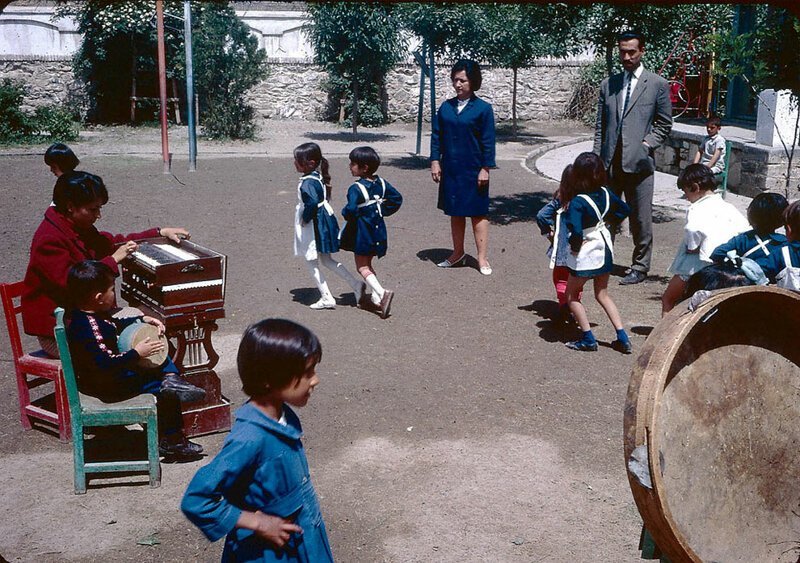 Маленькие ученицы танцуют в синей униформе на школьной площадке афганистан, жизнь, кабул, мир, прошлое, фотография, фотомир