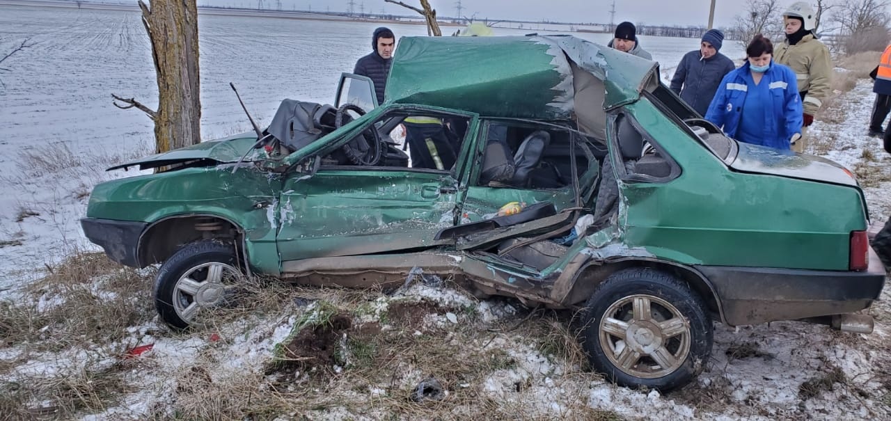 Водитель оказался зажат в разбитой на крымской трассе машине