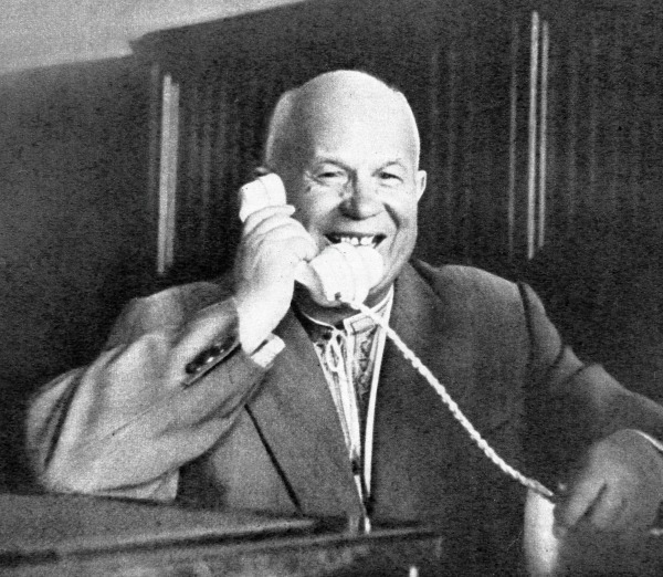 Хрущев во время разговора с Гагариным по телефону