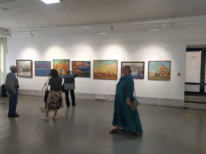 На Форуме «Юность древних городов» работает выставка работ коломенских живописцев