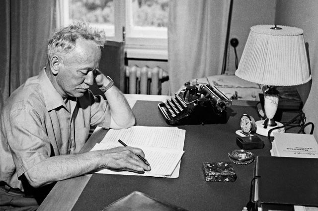 Михаил Шолохов в своем рабочем кабинете в станице Вешенская. 1960 г.