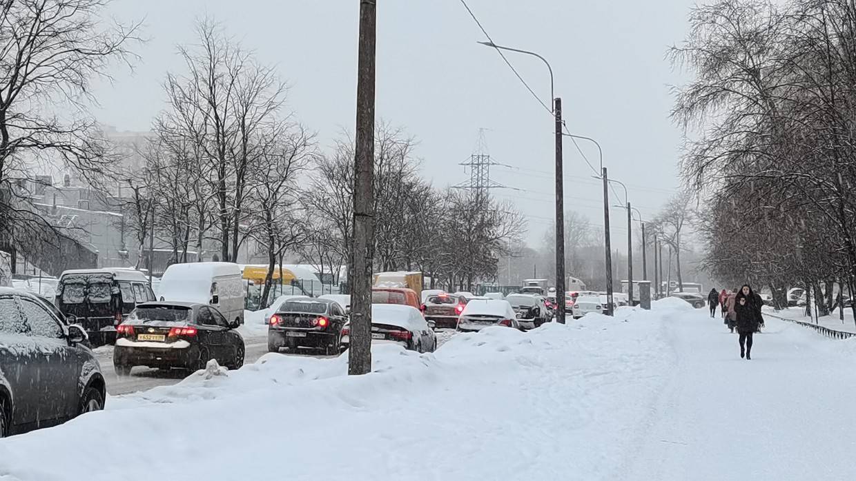 Петербургские дворы превратились в проезжую часть из-за снежных пробок на дорогах