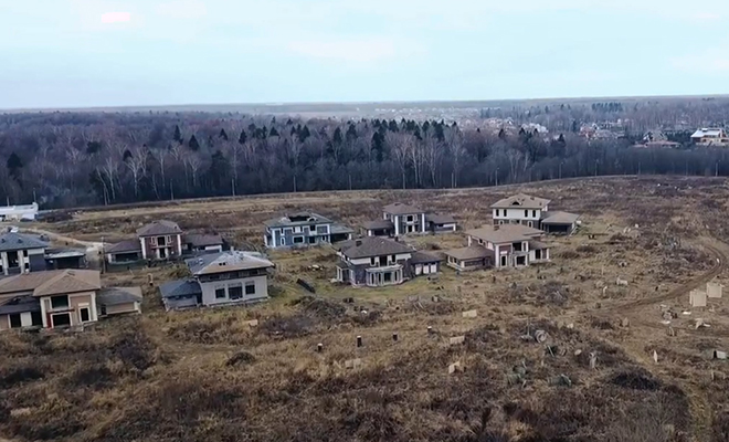 Люди отъехали на 7 километров от МКАД и нашли заброшенный элитный поселок. Дома за миллионы стоят пустыми г,Москва [1405113]