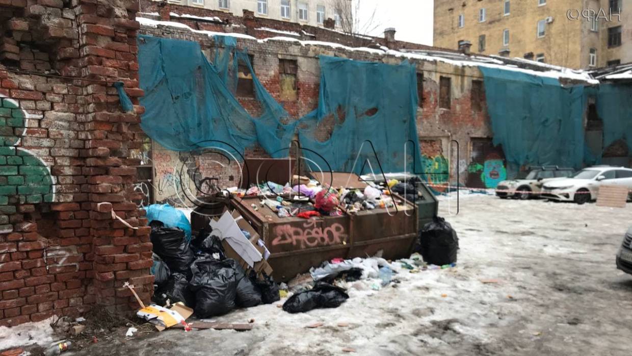 Двор в Петербурге, в котором Шнуров снял нашумевший клип о мусоре, до сих пор не убрали Двор в Петербурге, в котором Шнуров снял нашумевший клип о мусоре, до сих пор не убрали Общество