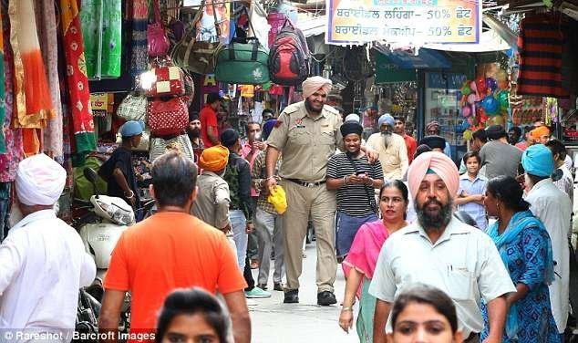 В Индии живет самый высокий в мире полицейский высокие люди, высокие люди мира, высокий рост, индия, полицейский, полиция, рекорды, фото
