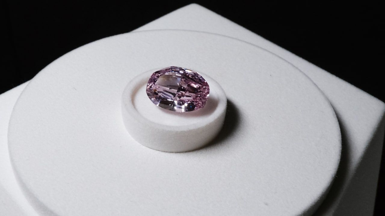 Крупнейший розовый алмаз нашли на горнодобывающем предприятии в Анголе Весь мир