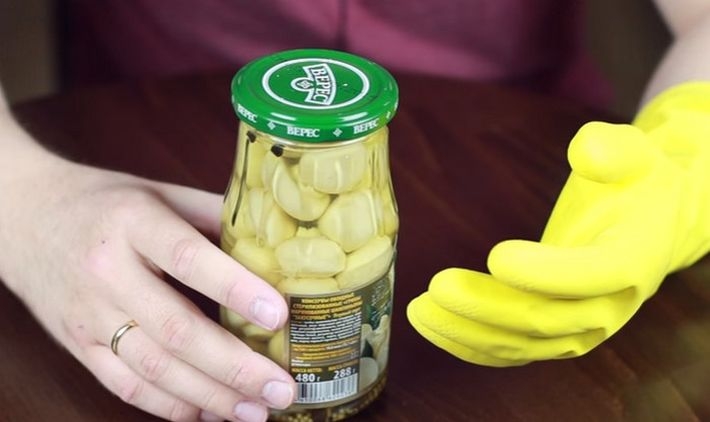 Крышка от банки. Крышки винтовые. Как открыть банку. Открытая банка с огурцами. Банка с откручивающейся крышкой.