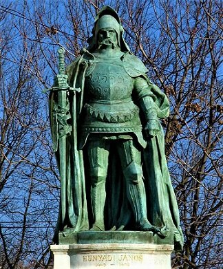 Родился Янош Хуньяди в 1407 году в замке Хунедоара, расположенном на территории Трансильвании (современная Западная Румыния) в семье знатного валашского (румынского) дворянина.-4