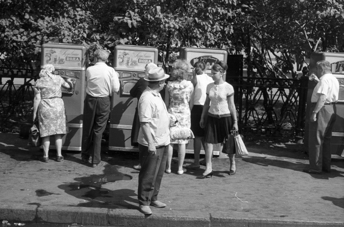 Почему в СССР люди пили из общего стакана и это никого не смущало стакан, время, автоматы, Союзе, аппараты, автоматов, всегда, стали, одного, который, можно, просто, относительно, Страшилка, заразиться, такие, улицах, газированной, отметить, Только