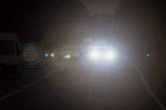 Даже при ближнем свете фар встречной машины водитель будет некоторое время ехать вслепую. | Фото: drive2.ru