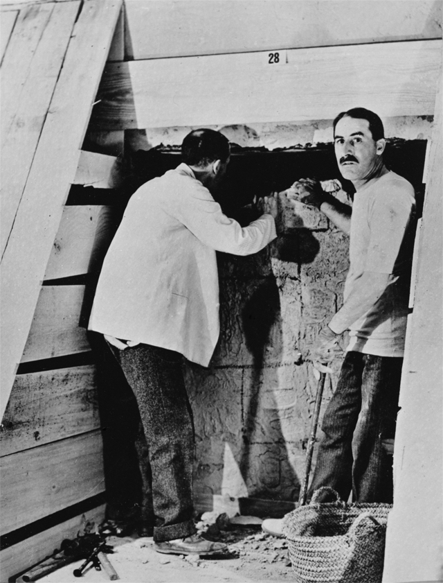 У входа в гробницу Тутанхамона. Говард Картер с коллегой, 1922 год