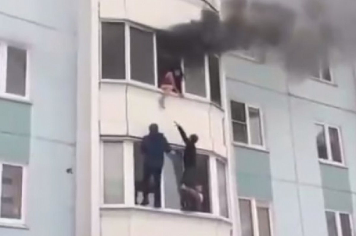 В Ярославле сотрудник МЧС и прохожие спасли женщину и ребенка из пожара