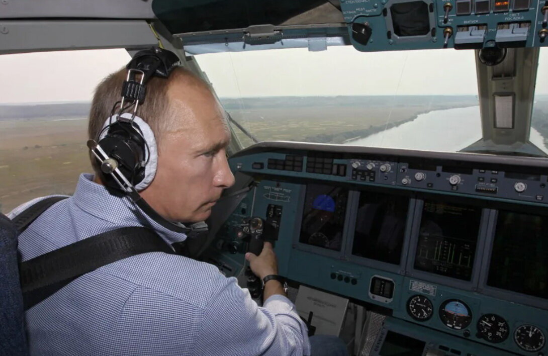 Полёт президента России на ракетоносце Ту-160М состоялся неделю назад, но до сих пор мировые СМИ продолжают обсуждать это событие, высказывая разные версии о том, зачем он это сделал.-5