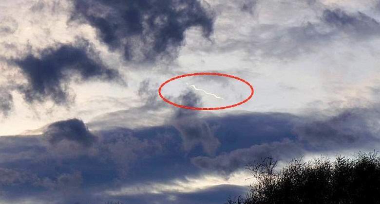 Лентообразный НЛО заметили в Англии