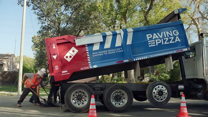 Чтобы предотвратить случаи дорожного пиццеповреждения, владельцы сети ресторанов Domino’s pizza запустили кампанию под названием «Мощение ради пиццы» асфальт, в мире, забота, люди, пицца, яма